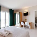 מלון La 4*